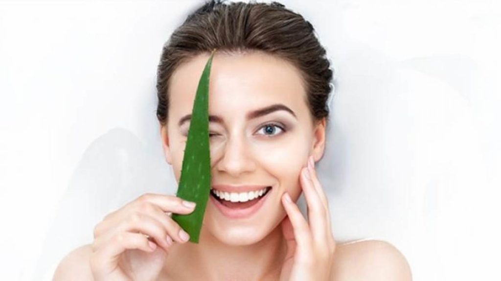 How to Do Aloe Vera Facial at Home